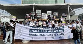 Comunidad UDGVirtual con pancartas