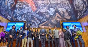 Directivos y premiados en el paraninfo de la Universidad de Guadalajara