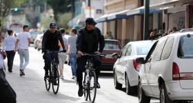 Policías en recorrido