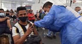 Personal de la salud inyectando a trabajador universitario