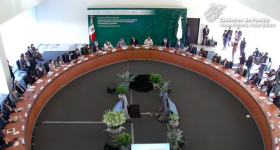 Representantes de las distintas instituciones de educación superior y de gobiernos trabajando durante la sesión