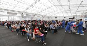 Docentes y trabajadores UdeG en el Pabellón del Centro Cultural Universitario