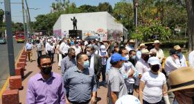 Funcionarios Universitarios caminando durante la manifestación