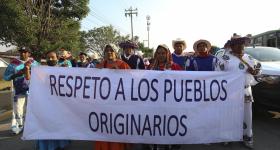 caravana wixarika con pancarta "Respeto a los pueblos originarios"
