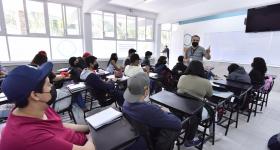 Maestro y alumnos en salón de clases