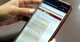 Teléfono celular donde se visualiza la página de Control Escolar