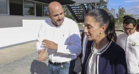 Dra. Claudia Sheinbaum y Rector Ricardo Villanueva caminando en el centro Universitario