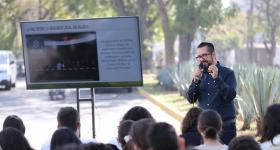 Doctor Francisco Javier Lozano Martínez, exponiendo frente al grupo