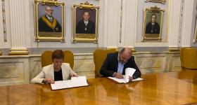 Rectora de la Universidad de Valencia, Vicenta Mestre Escrivá y Ricardo Villanueva, Rector General de la Universidad de Guadalajara firmando