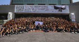 Estudiantes deportistas en la explanada de la Rectoría UdeG