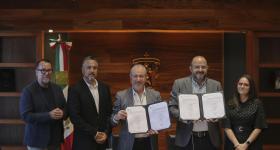 Participantes mostrando el convenio firmado 