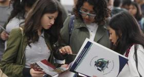 Estudiantes viendo la oferta educativa de una universidad