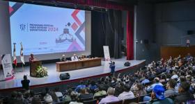Ceremonia de entrega de definitividad a trabajadores de la UdeG