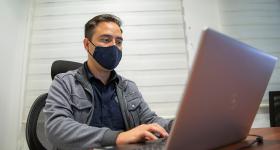 Docente trabajando en computadora