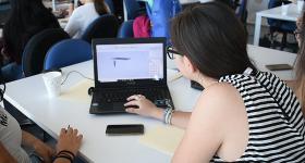 Adolescente usando laptop