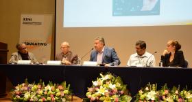 Presentadores de libros en presidium 
