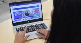 Mujer frente a computadora en página de UDVirtual