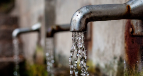 Agua saliendo de una llave 