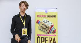 Maestro José Antonio Olivo, estudiante del doctorado en Gestión de la Cultura, de UDGVirtual con imagen del evento