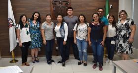 Estudiantes beneficiados con la beca acompañados de la coordinadora de Programas Educativos y la responsable del área de Becas de UDGVirtual