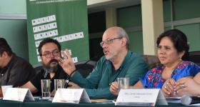 Dr. Tomás Ejea, presentando el libro "Entre la comunidad y el mercado"