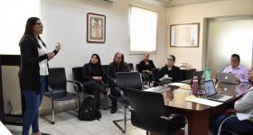 Estudiante exponiendo su proyecto