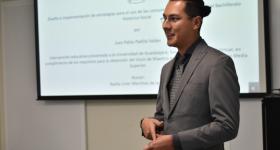 Egresado durante la exposición de su proyecto