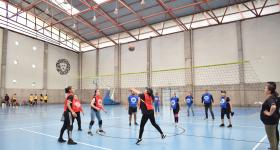 Comunidad UDGVirtual jugando voleibol