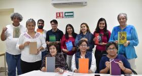 Participantes del taller muestran su libro