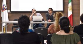 Presídium durante la charla