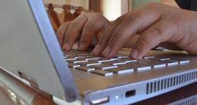 persona frente a computadora