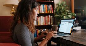 Joven frente a una laptop estudiando