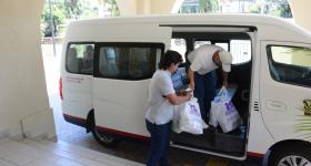 Camioneta universitaria cargada de despensas