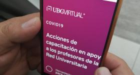 Manos sosteniendo un celular con la página institucional
