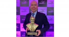 Galo Armando Paguay Becerra con premio Jorge Mantilla Ortega