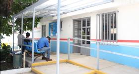 Persona sentada frente a un centro de salud
