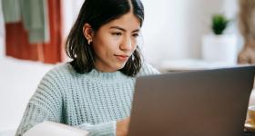 Estudiante frente a una laptop