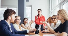 Grupo de personas en reunión dialogando