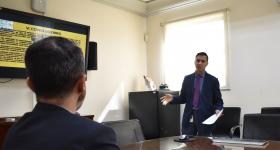 Persona dando un discurso