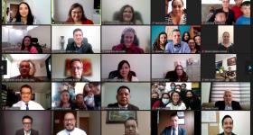 Egresados y directivos durante la toma de protesta