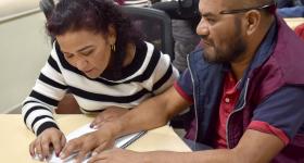 Personas leyendo un libro en braille