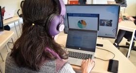 Mujer trabajando en computadora