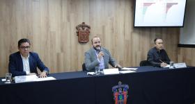 Presidium en rueda de prensa encabezada por Rector general
