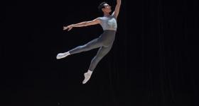 Enrique Bejarano Vidal realizando ballet clásico