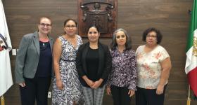 Esmeralda Reveles, egresada acompañada del comité de titulación