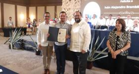 Profesor de la licenciatura en Administración de las Organizaciones recibiendo reconocimiento