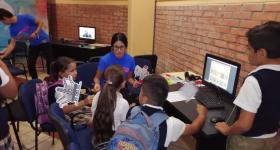 Niños frente a la computadora durante el taller