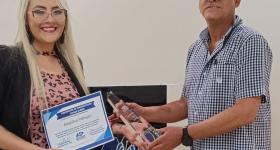 Angélica Villegas recibiendo premio