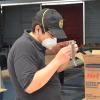 Personal de CUAAD elaborando mascarilla para protección 